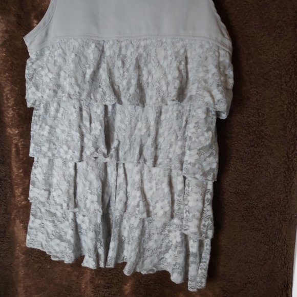 Little lace gray top.. sleeveless and perfect fit for jeans day - Picture 7 of 11